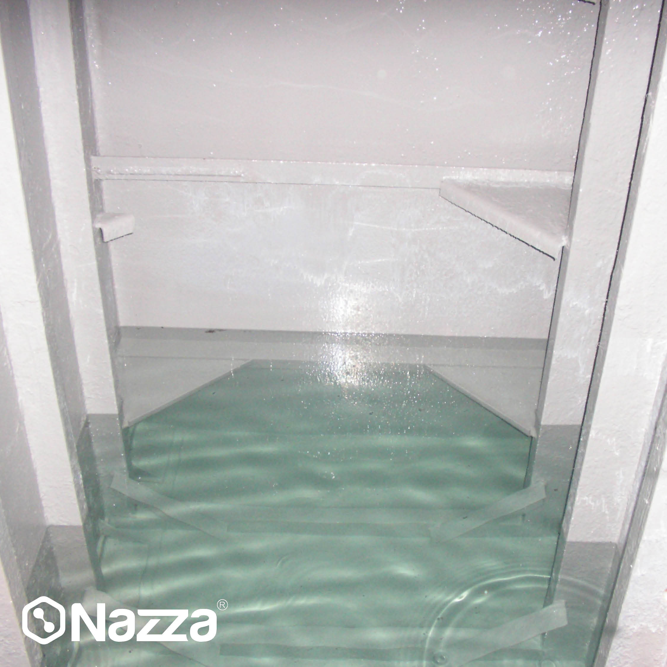 La imagen muestra el interior de un depósito o tanque con las paredes recubiertas de pintura epoxi alimentaria de color claro y un nivel de agua en su interior. La superficie luce lisa, brillante y totalmente impermeable, ideal para garantizar la higiene y la potabilidad del agua.